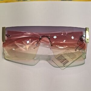 Gradient Oversized Sunglasses with Gold Accents